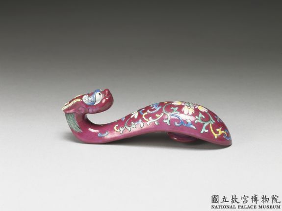 图片[1]-Dragon-head shaped belt hook with of “Myriad Longevity”in fencai polychrome enamels and gold tracing, Qing dynasty (1644-1911)-China Archive